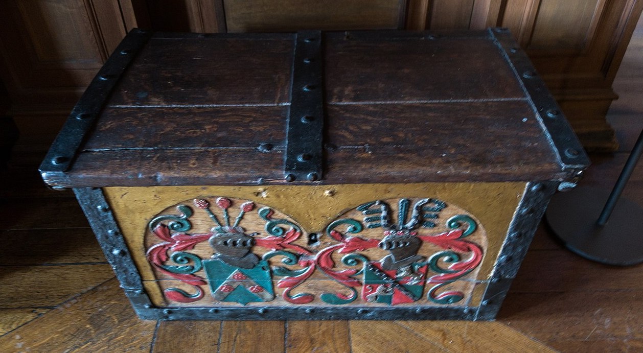 Ancient strongbox with knights (Frederiksborg Museum)